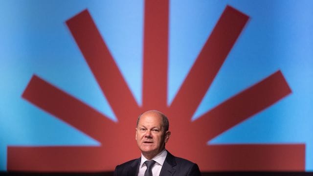 Bundeskanzler Olaf Scholz erhält für seine Rede beim Katholikentag in Stuttgart Gegenwind von Klimaaktivisten. Bundeskanzler Olaf Scholz erhält für seine Rede beim Katholikentag in Stuttgart Gegenwind von Klimaaktivisten.