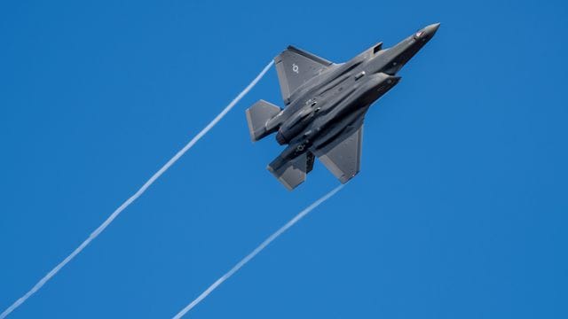 Ein Kampfjet F-35 der us-amerikanischen Luftwaffe. Ein Kampfjet F-35 der us-amerikanischen Luftwaffe.