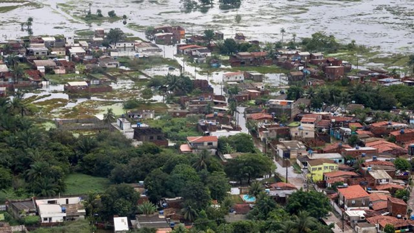Nach heftigen Regenfällen ist ein Gebiet im Bundesstaat Pernambuco überschwemmt.