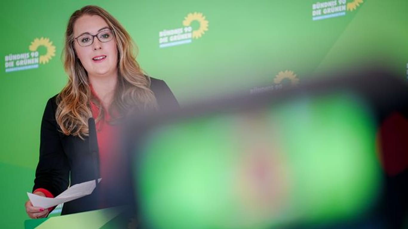 Grünen-Fraktionsvorsitzende Katharina Dröge spricht zu Medienvertretern in Berlin.