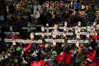 Kreuze zeigen die Namen der Opfer des Schulmassakers im texanischen Uvalde.