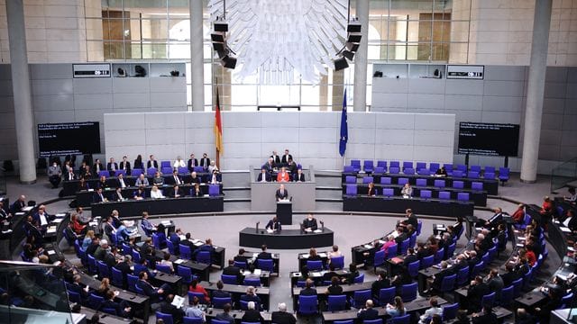 Kanzler Olaf Scholz (SPD) spricht im Bundestag.