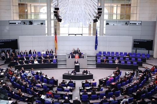 Kanzler Olaf Scholz (SPD) spricht im Bundestag.