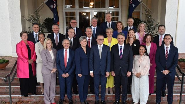 Premierminister Anthony Albanese und sein Kabinett posieren nach der Vereidigungszeremonie in Canberra für ein Foto.