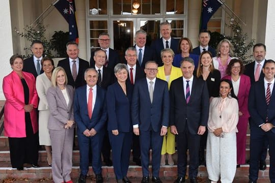 Premierminister Anthony Albanese und sein Kabinett posieren nach der Vereidigungszeremonie in Canberra für ein Foto.