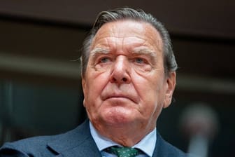 Altkanzler Gerhard Schröder zog sich nach dem Wirbel um seine Russland-Beziehungen Anfang April bei Hannover 96 zurück.