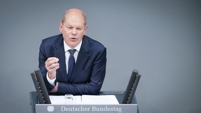Bundeskanzler Olaf Scholz dringt auf eine schnelle Lieferung durch die deutsche Rüstungsindustrie. Bundeskanzler Olaf Scholz dringt auf eine schnelle Lieferung durch die deutsche Rüstungsindustrie.