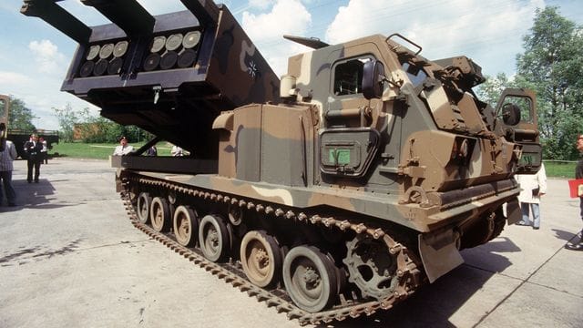 Ein Raketenwerfer vom Typ "Mars" (Mittleres Artillerie-Raketen-System). Ein Raketenwerfer vom Typ "Mars" (Mittleres Artillerie-Raketen-System).