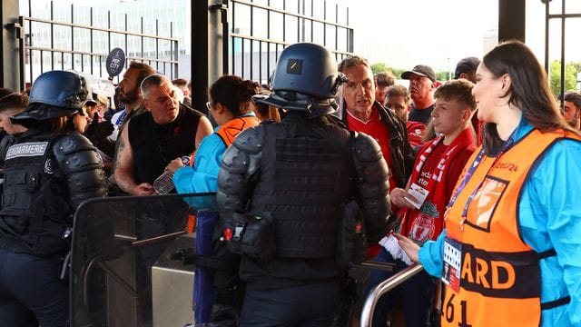 Die Europäische Fußball-Union lässt das Chaos rund um den Einlass beim Champions-League-Finale von unabhängigen Experten aufarbeiten.