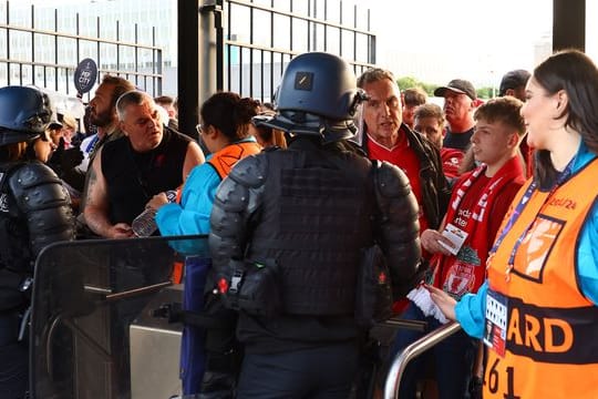 Die Europäische Fußball-Union lässt das Chaos rund um den Einlass beim Champions-League-Finale von unabhängigen Experten aufarbeiten.