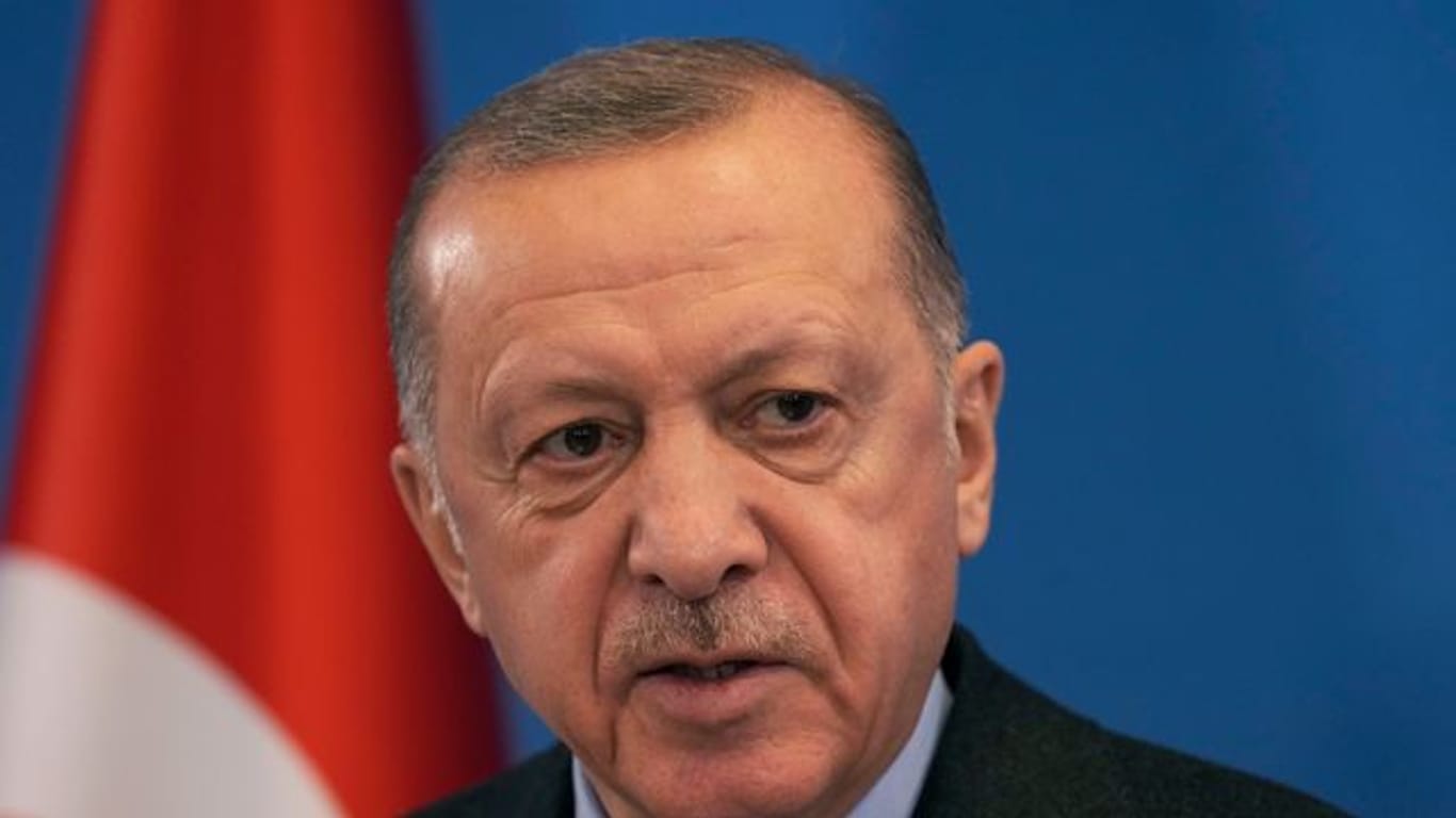 Recep Tayyip Erdogan, Präsident der Türkei, nimmt an einer Pressekonferenz nach dem Nato Sondergipfel im Nato Hauptquartier teil.