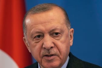 Recep Tayyip Erdogan, Präsident der Türkei, nimmt an einer Pressekonferenz nach dem Nato Sondergipfel im Nato Hauptquartier teil.