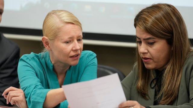 Anne Maja Reiniger-Egler (l) aus Deutschland sucht nach ihrer 10-jährigen Tochter in Paraguay. Anne Maja Reiniger-Egler (l) aus Deutschland sucht nach ihrer 10-jährigen Tochter in Paraguay.