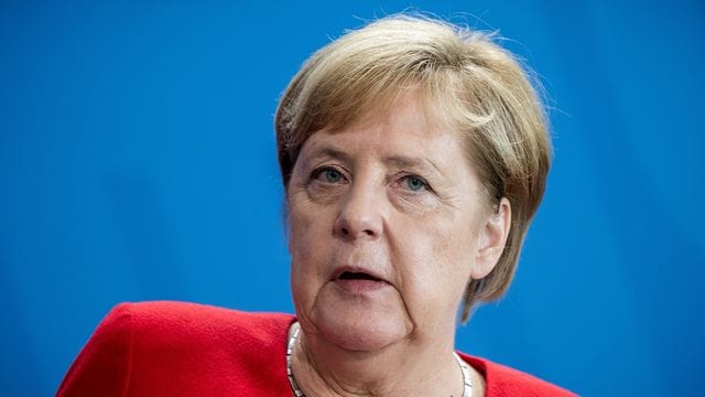 "Niemals sollten wir Frieden und Freiheit selbstverständlich nehmen", so Merkel. "Niemals sollten wir Frieden und Freiheit selbstverständlich nehmen", so Merkel.