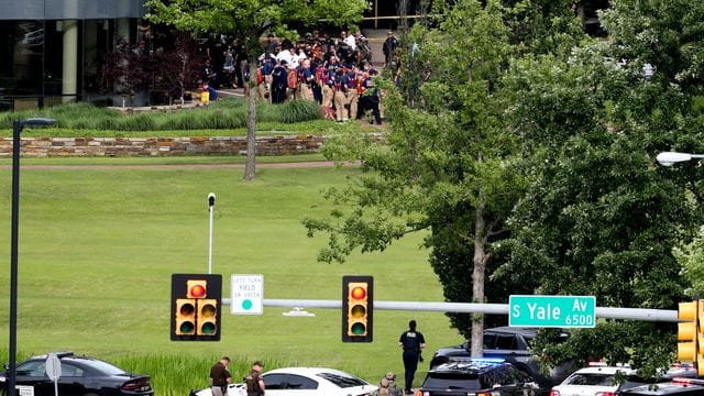 Wieder mussten Menschen sterben: Ein Amokläufer hat in einem Krankenhaus in Tulsa um sich geschossen. Wieder mussten Menschen sterben: Ein Amokläufer hat in einem Krankenhaus in Tulsa um sich geschossen.