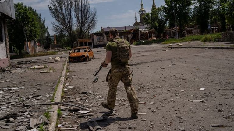 Ein ukrainischer Soldat patrouilliert in einem Dorf nahe der Frontlinie im Gebiet Donezk im Osten der Ukraine.