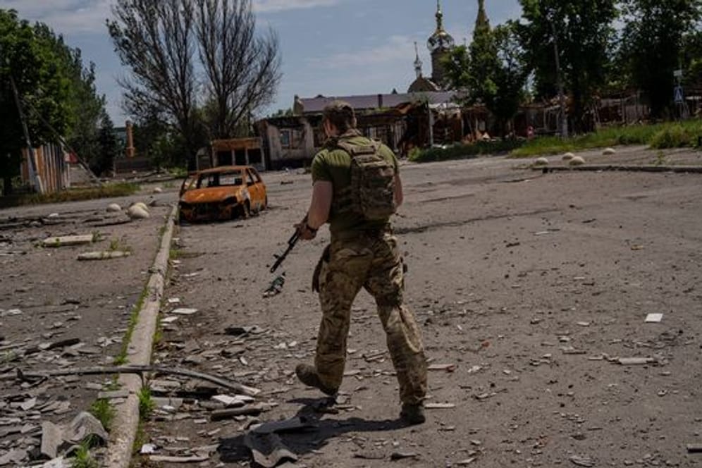 Ein ukrainischer Soldat patrouilliert in einem Dorf nahe der Frontlinie im Gebiet Donezk im Osten der Ukraine.