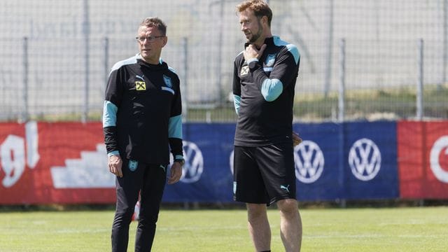 Ralf Rangnick, Nationaltrainer Österreichs und Co-Trainer Lars Kornetka stehen bei einer Trainingseinheit auf dem Platz. Ralf Rangnick, Nationaltrainer Österreichs und Co-Trainer Lars Kornetka stehen bei einer Trainingseinheit auf dem Platz.