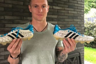 Real Madrid-Star Toni Kroos versteigert wie 2018 seine im Champions League-Finale getragenen Schuhe für einen guten Zweck.