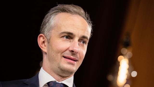 Der Satiriker Jan Böhmermann ("ZDF Magazin Royal") steht vor der Verleihung des Hanns-Joachim-Friedrichs-Preis 2021 auf der Bühne im Kölner Funkhaus.