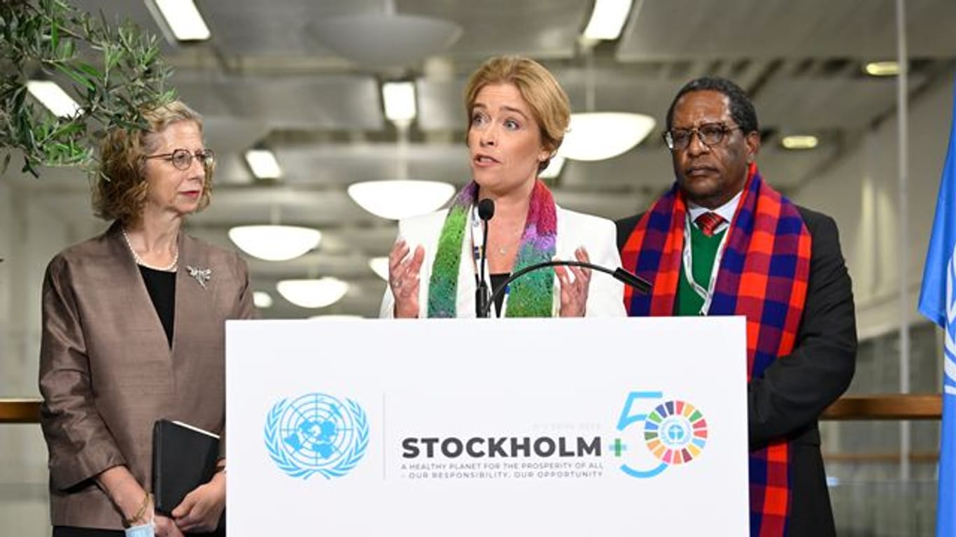 Die Exekutivdirektorin des UN-Umweltprogramms, Inger Anderse (l), Schwedens Umweltministerin Annika Strandhall und ihr kenianischer Amtskollege Keriako Tobiko beim Umweltgipfel Stockholm+50.