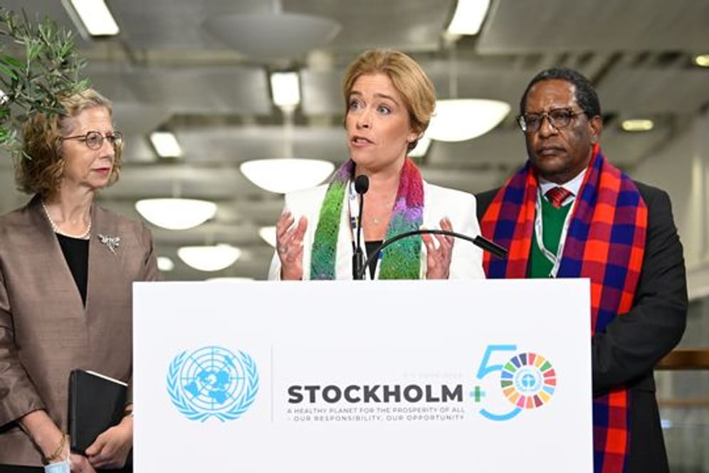 Die Exekutivdirektorin des UN-Umweltprogramms, Inger Anderse (l), Schwedens Umweltministerin Annika Strandhall und ihr kenianischer Amtskollege Keriako Tobiko beim Umweltgipfel Stockholm+50.