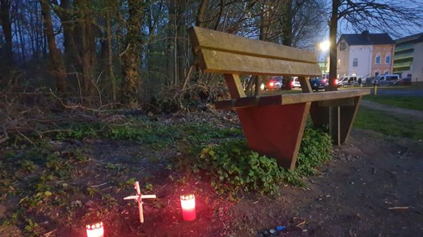 Kerzen stehen an der Stelle, an der im März ein toter Säugling in einem Mülleimer gefunden worden war.