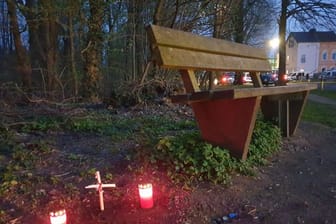 Kerzen stehen an der Stelle, an der im März ein toter Säugling in einem Mülleimer gefunden worden war.
