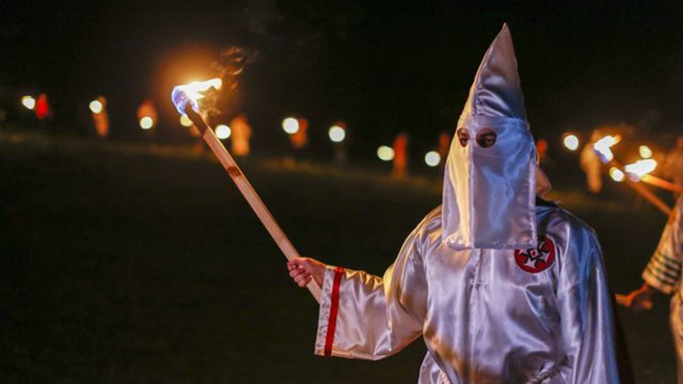 Auch heute noch gibt es in den USA Verbünde in der Tradition des berüchtigten rassistischen Ku-Klux-Klans.