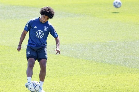 Serge Gnabry spielt auf dem Trainingsplatz in Herzogenaurach mit dem Ball.