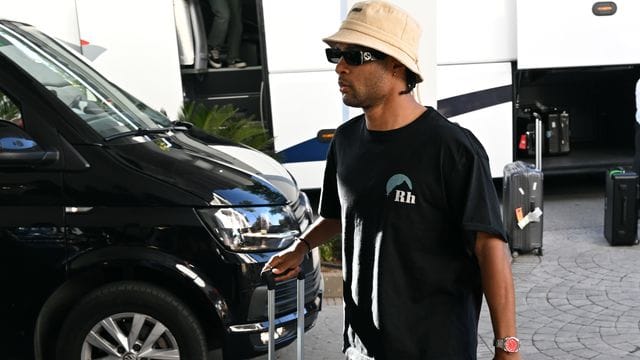 Bayernspieler Serge Gnabry auf dem Weg zum Trainingslager des DFB-Teams. Bayernspieler Serge Gnabry auf dem Weg zum Trainingslager des DFB-Teams.