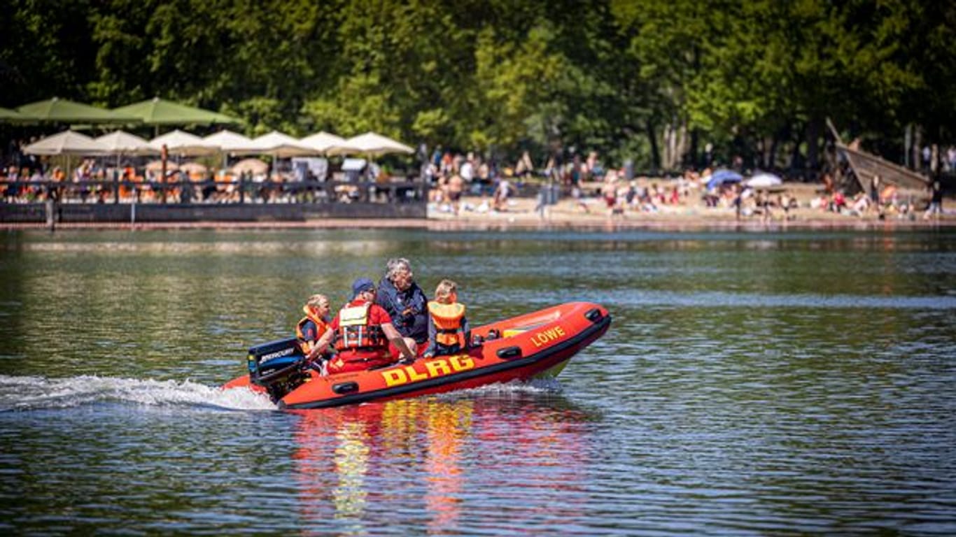 Ein Boot der Deutschen Lebens-Rettungs-Gesellschaft (DLRG) ist bei sonnigem Wetter auf dem Silbersee in der Region Hannover unterwegs.