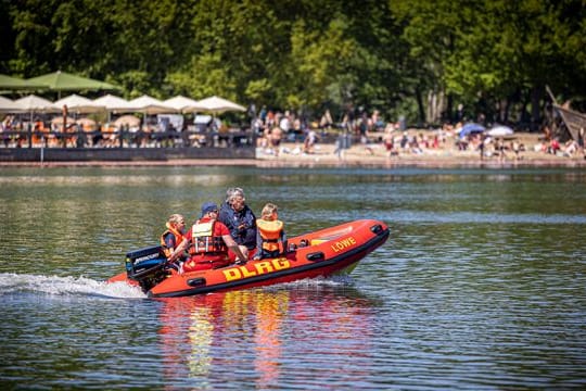 Ein Boot der Deutschen Lebens-Rettungs-Gesellschaft (DLRG) ist bei sonnigem Wetter auf dem Silbersee in der Region Hannover unterwegs.