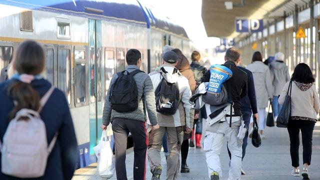 Reisende auf dem Bahnhof in Westerland.