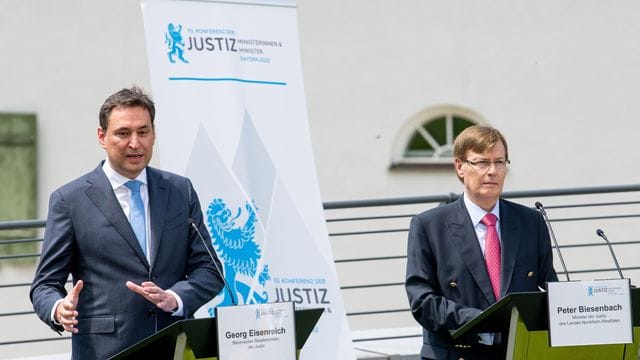 Zum Abschluss der Justizministerkonferenz geben Georg Eisenreich (Bayern, l) und Peter Biesenbach (NRW) eine Pressekonferenz. Zum Abschluss der Justizministerkonferenz geben Georg Eisenreich (Bayern, l) und Peter Biesenbach (NRW) eine Pressekonferenz.