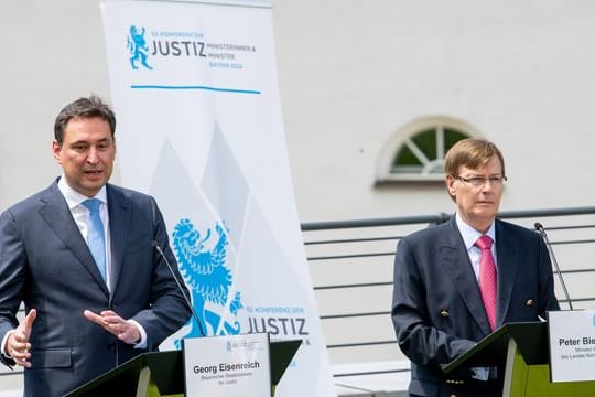 Zum Abschluss der Justizministerkonferenz geben Georg Eisenreich (Bayern, l) und Peter Biesenbach (NRW) eine Pressekonferenz.