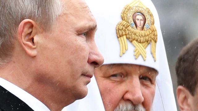 Patriarch Kirill (r) pflegt engen Kontakt zu Russlands Präsident Wladimir Putin.