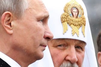 Patriarch Kirill (r) pflegt engen Kontakt zu Russlands Präsident Wladimir Putin.