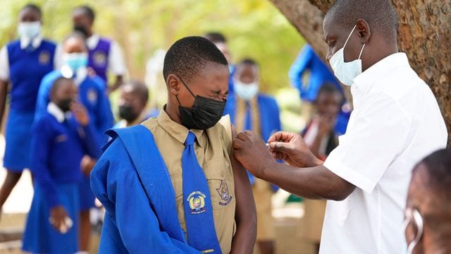 Ein Junge wird in einer Schule am Rande der Hauptstadt Harare in Simbabwe gegen das Coronavirus geimpft.