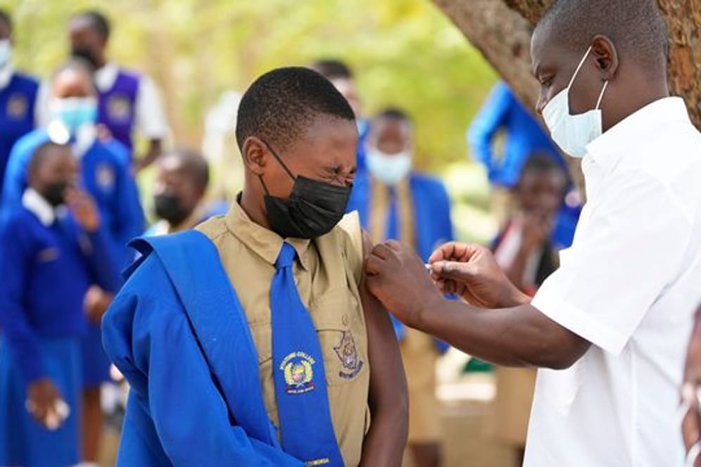 Ein Junge wird in einer Schule am Rande der Hauptstadt Harare in Simbabwe gegen das Coronavirus geimpft.