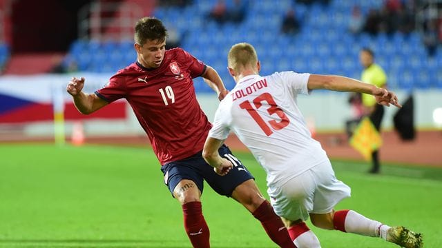 Adam Hlozek (l) wechselt von Sparta Prag zu Bayer Leverkusen.