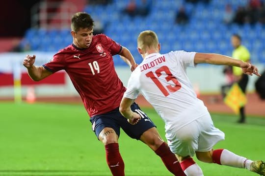 Adam Hlozek (l) wechselt von Sparta Prag zu Bayer Leverkusen.