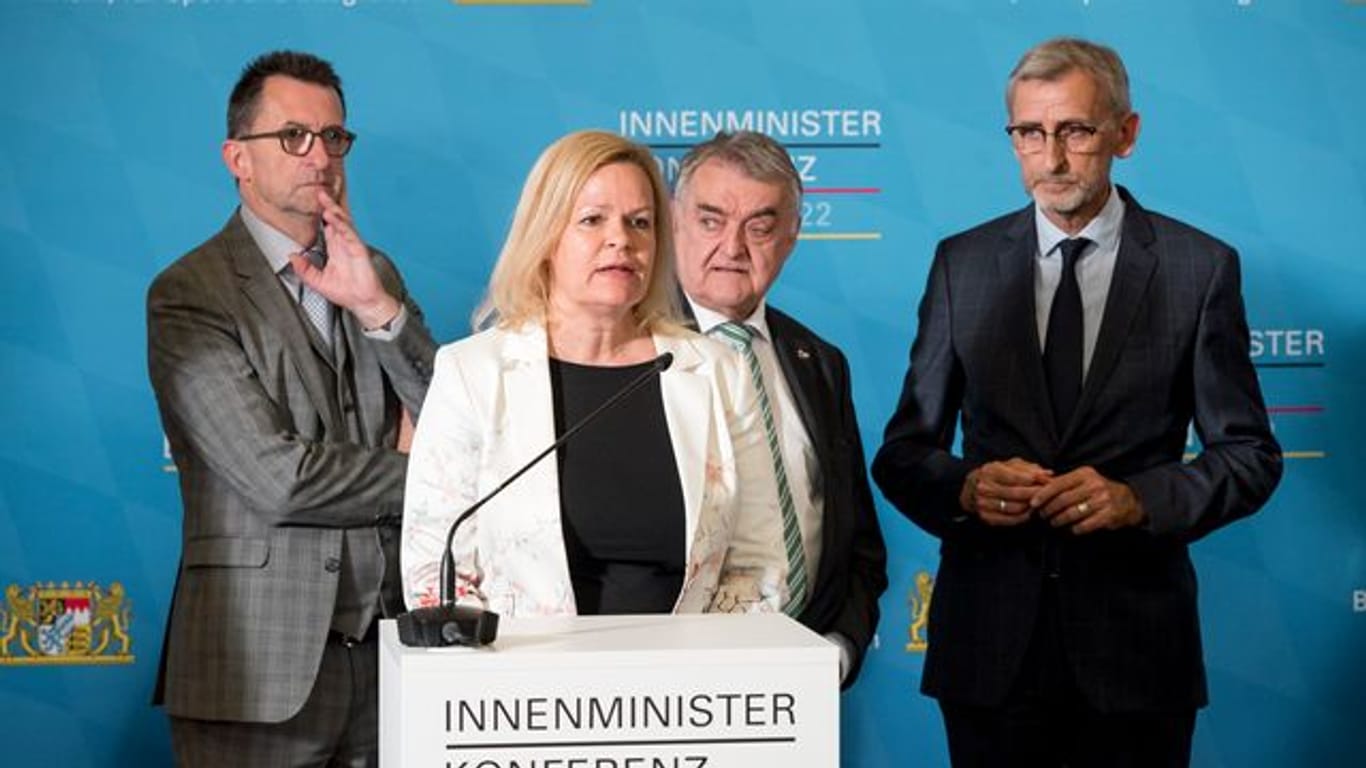 Bundesinnenministerin Nancy Faeser hat in Würzburg mit ihren Amtskollegen aus den Ländern (im Hintergrund v.