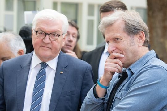 Bundespräsident Frank-Walter Steinmeier trifft bei seinem Besuch des Vereins "Armut und Gesundheit in Deutschland" in Mainz dessen Vorsitzenden, Gerhard Trabert (r).
