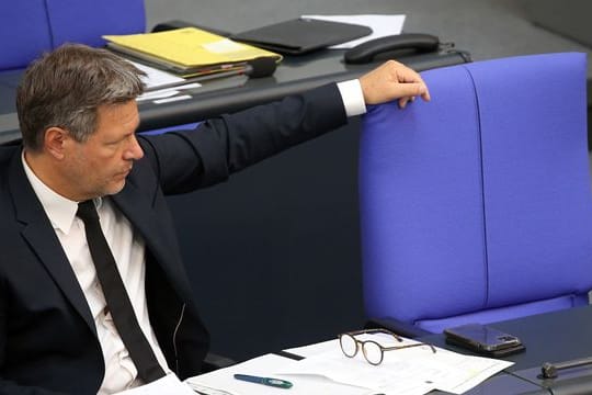 Bundeswirtschaftsminister Robert Habeck (Bündnis90/Grüne) verfolgt im Bundestag die Debatte über den Etat seines Ministeriums.