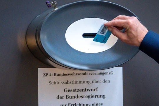 Schlussabstimmung über den Gesetzentwurf der Bundesregierung zur Errichtung eines "Sondervermögens Bundeswehr".