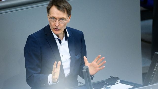 Bundesgesundheitsminister Karl Lauterbach (SPD) spricht bei der Debatte über den Etat seines Ministeriums im Deutschen Bundestag. Bundesgesundheitsminister Karl Lauterbach (SPD) spricht bei der Debatte über den Etat seines Ministeriums im Deutschen Bundestag.