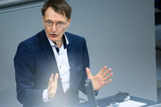 Bundesgesundheitsminister Karl Lauterbach (SPD) spricht bei der Debatte über den Etat seines Ministeriums im Deutschen Bundestag.