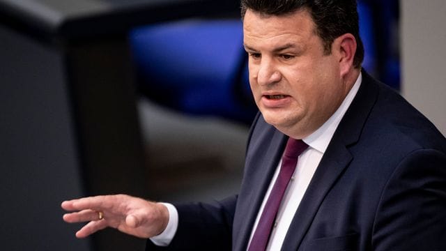 Bundesarbeitsminister Hubertus Heil (SPD) spricht zum Tagesordnungspunkt "Mindestlohn - geringfügige Beschäftigung" im Bundestag. Bundesarbeitsminister Hubertus Heil (SPD) spricht zum Tagesordnungspunkt "Mindestlohn - geringfügige Beschäftigung" im Bundestag.