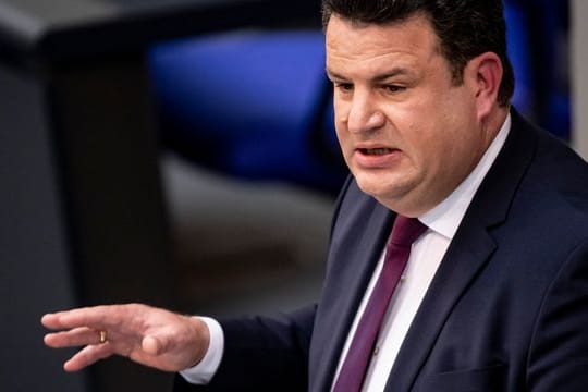 Bundesarbeitsminister Hubertus Heil (SPD) spricht zum Tagesordnungspunkt "Mindestlohn - geringfügige Beschäftigung" im Bundestag.